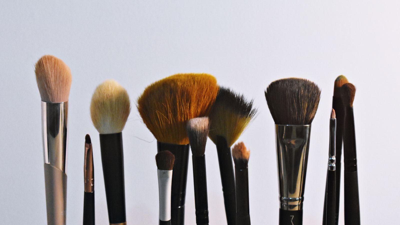 Aventus Clinic – Dirty Make Up Brushes